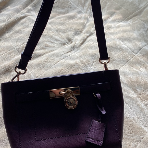 MICHAEL KORS HAMILTON TRAVELER PLUM MINI MESSENGER - Picture 6 of 8